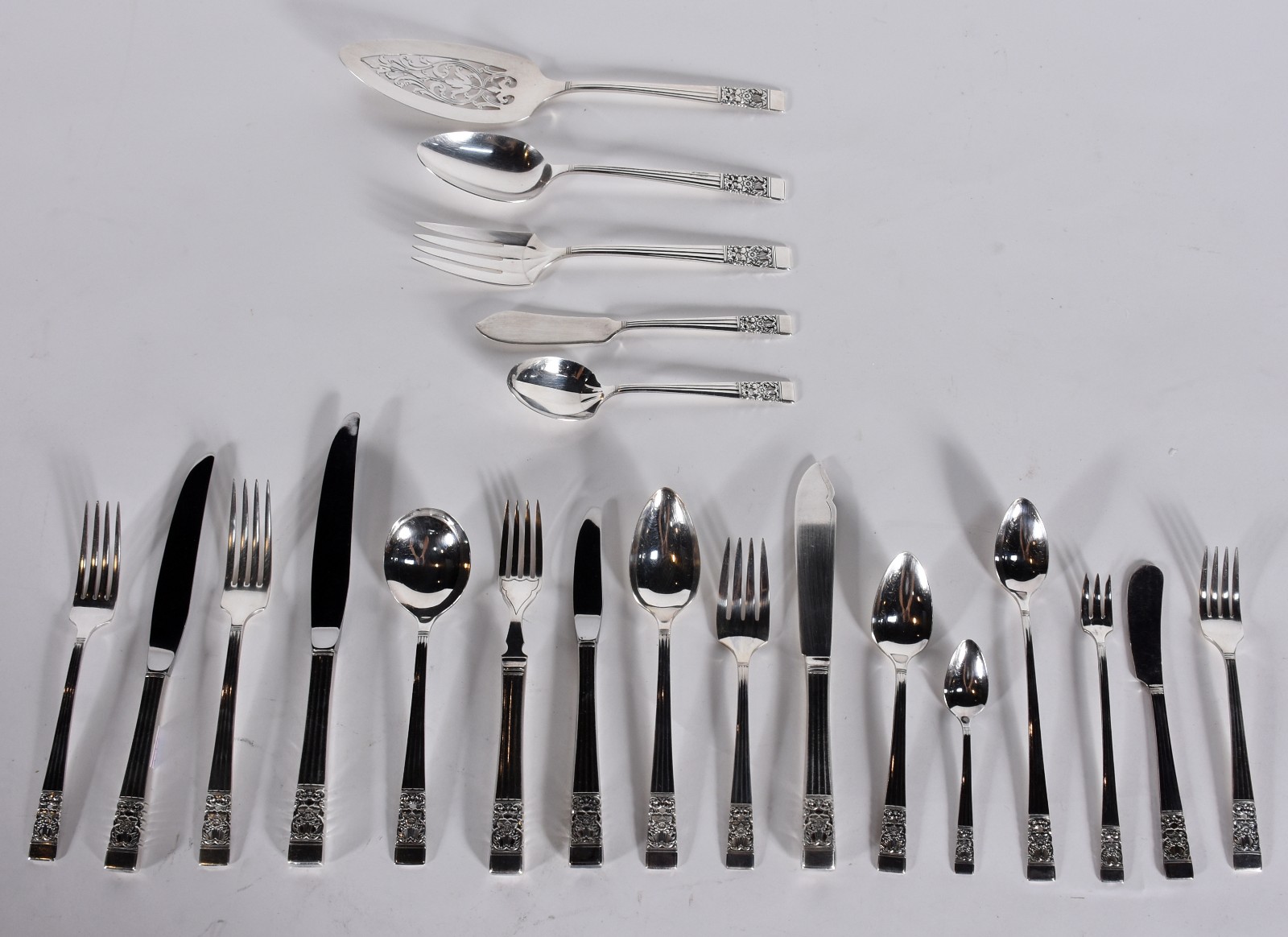 Faqueiro de metal prateado "Community", composto de: 12 colheres, 12... - foto 1 de 5