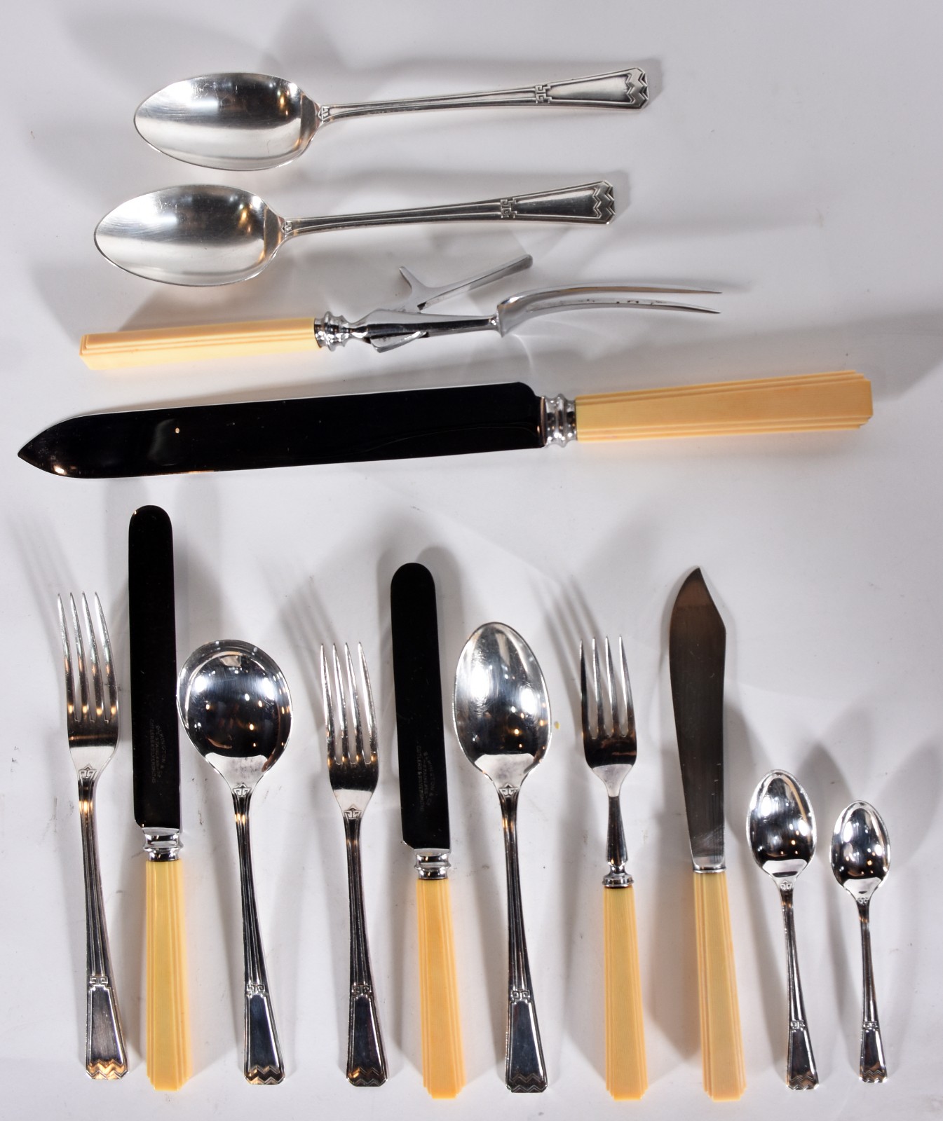 Faqueiro de metal prateado "ELKINGTON & CO. - STAINLESS- CURTLERS &... - foto 1 de 5