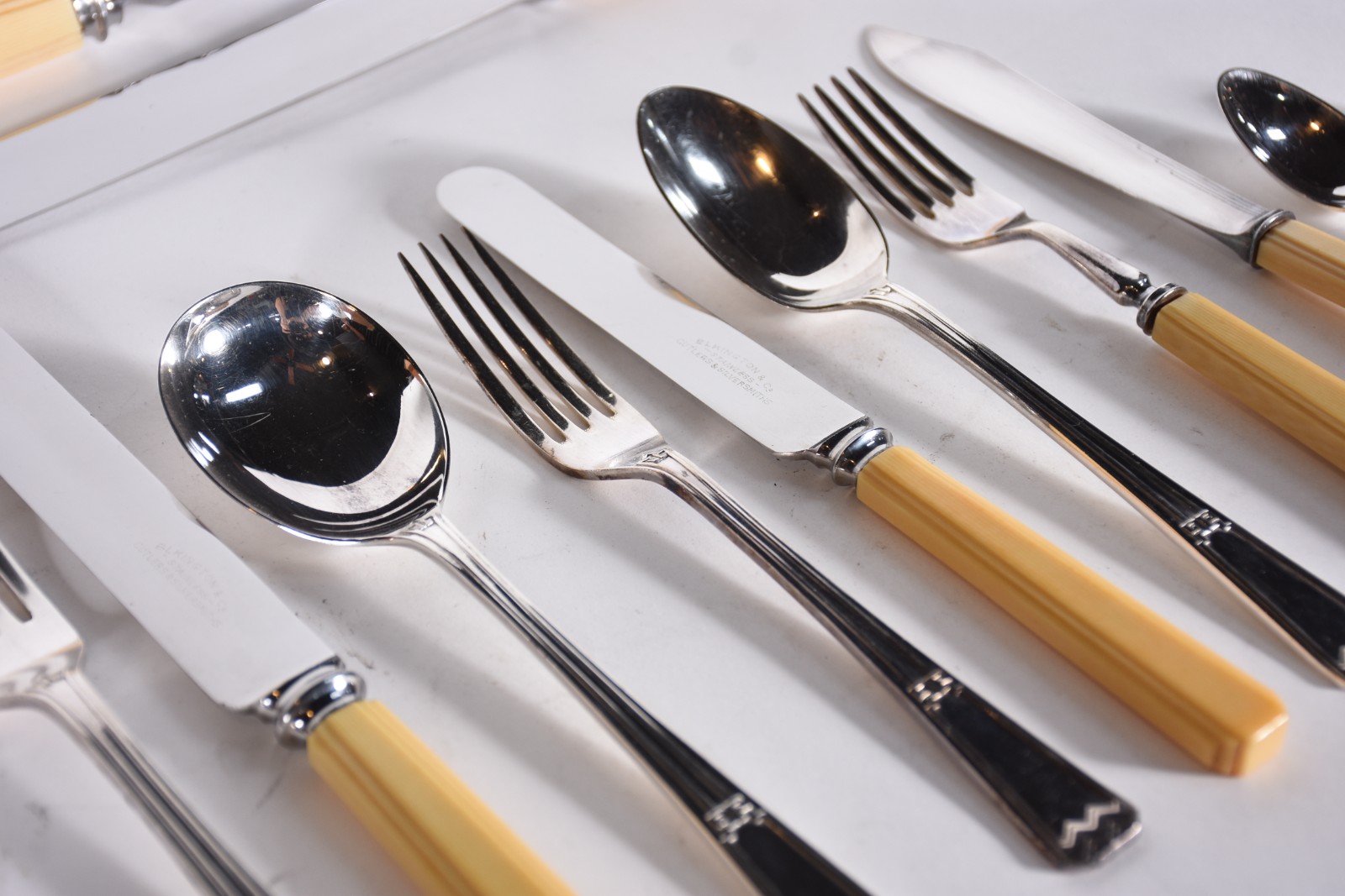 Faqueiro de metal prateado "ELKINGTON & CO. - STAINLESS- CURTLERS &... - foto 2 de 5