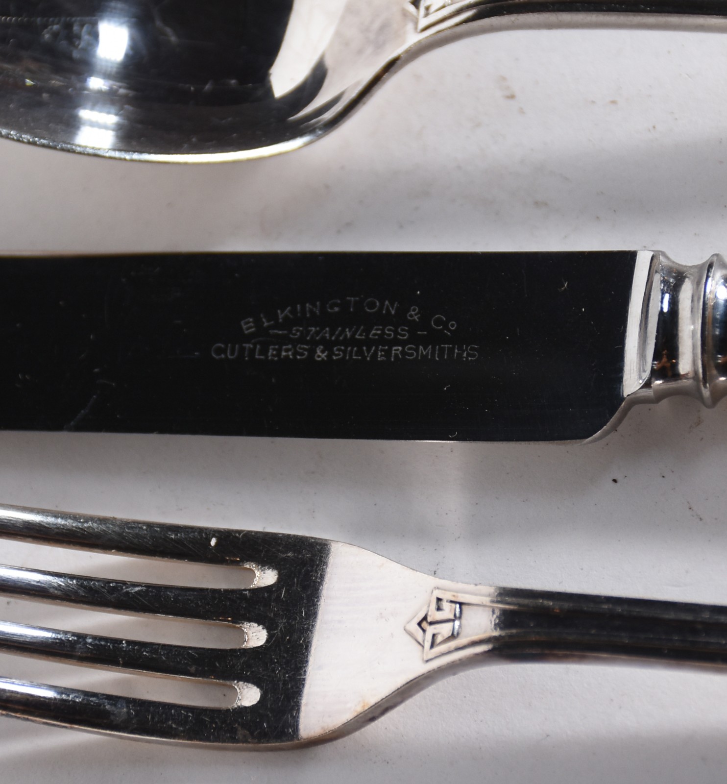 Faqueiro de metal prateado "ELKINGTON & CO. - STAINLESS- CURTLERS &... - foto 3 de 5