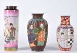 Três vasos orientais de porcelana com diversas ... - Três vasos orientais de porcelana com diversas decorações.