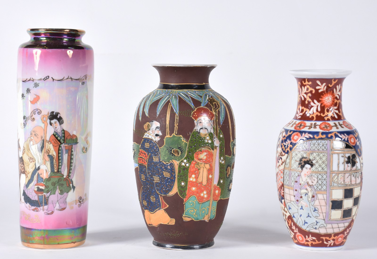 Três vasos orientais de porcelana com diversas decorações. - foto 1 de 3