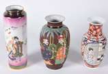 Três vasos orientais de porcelana com diversas ... - Três vasos orientais de porcelana com diversas decorações.