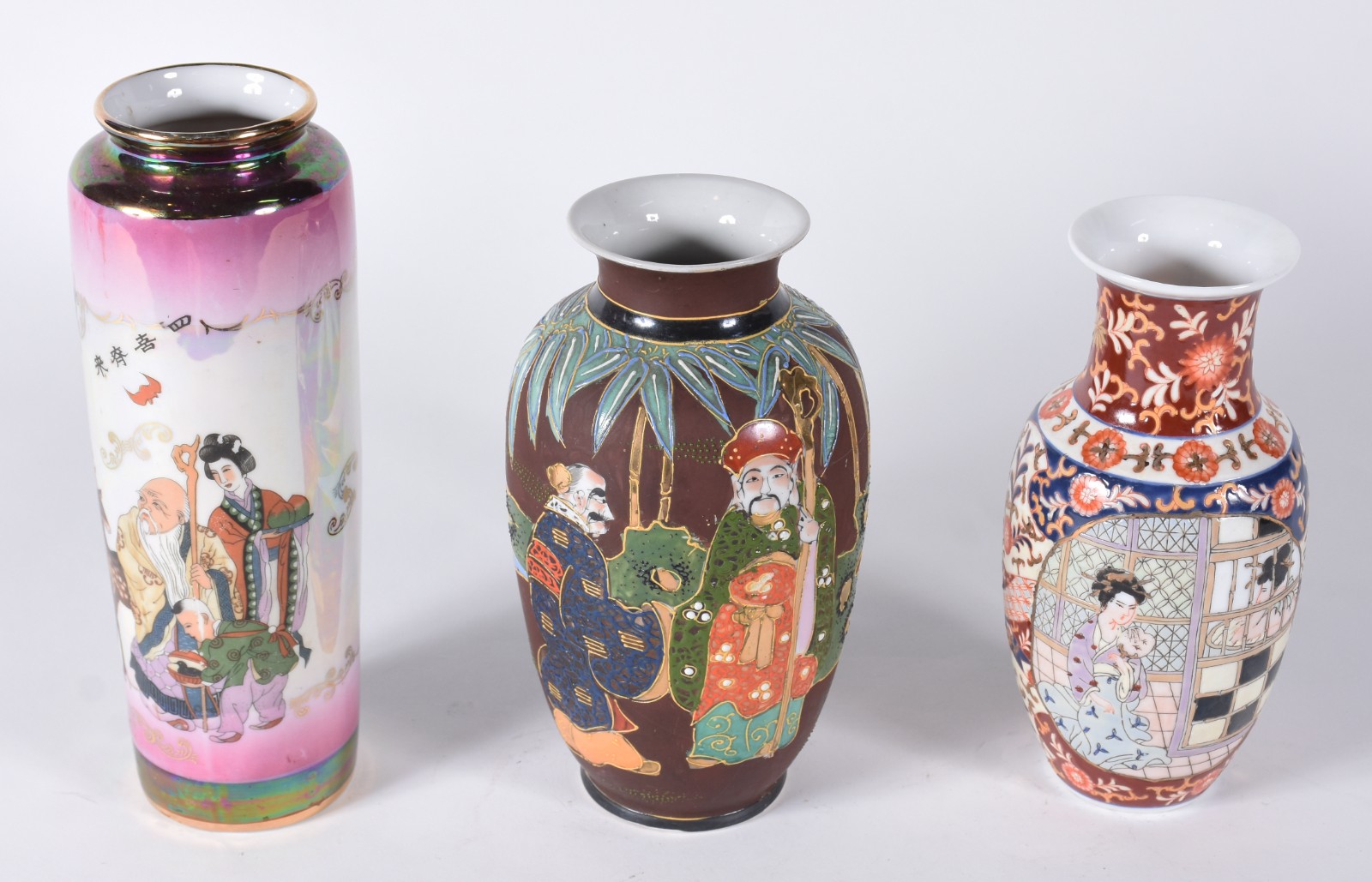 Três vasos orientais de porcelana com diversas decorações. - foto 2 de 3