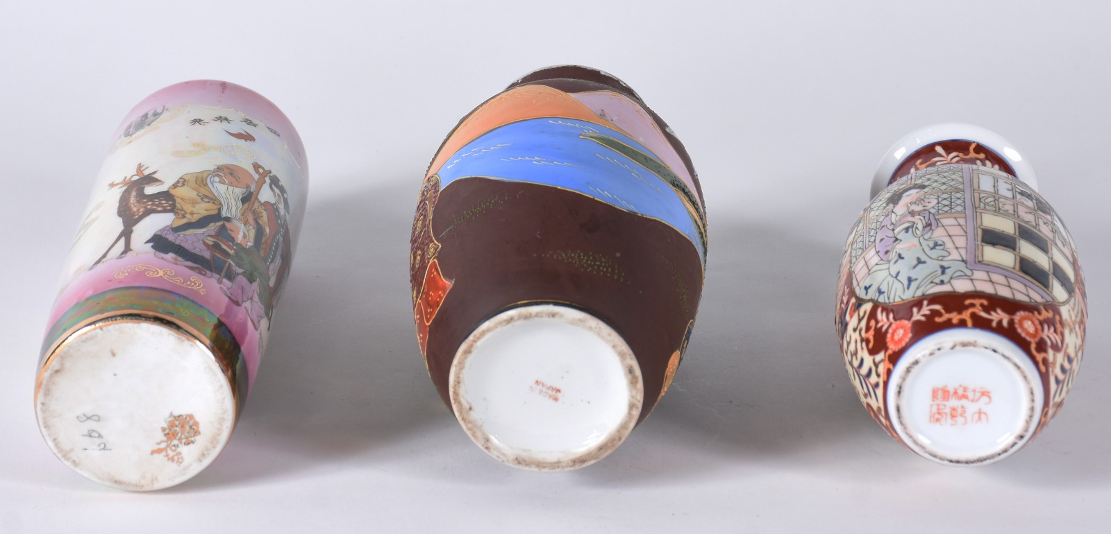 Três vasos orientais de porcelana com diversas decorações. - foto 3 de 3