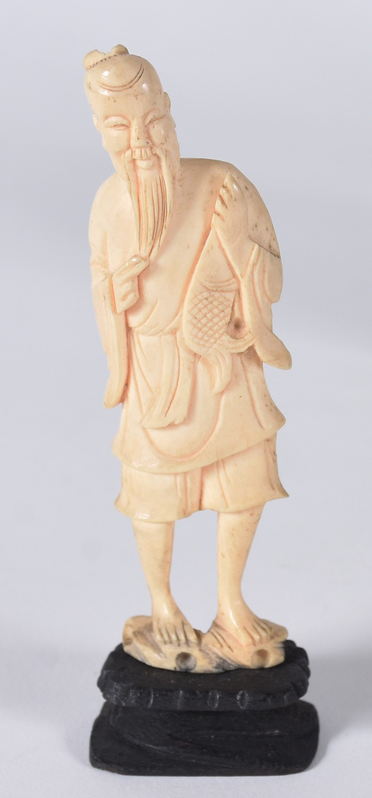 Três peças orientais, sendo: 2 estatuetas de marfim e enfeite... - foto 4 de 7