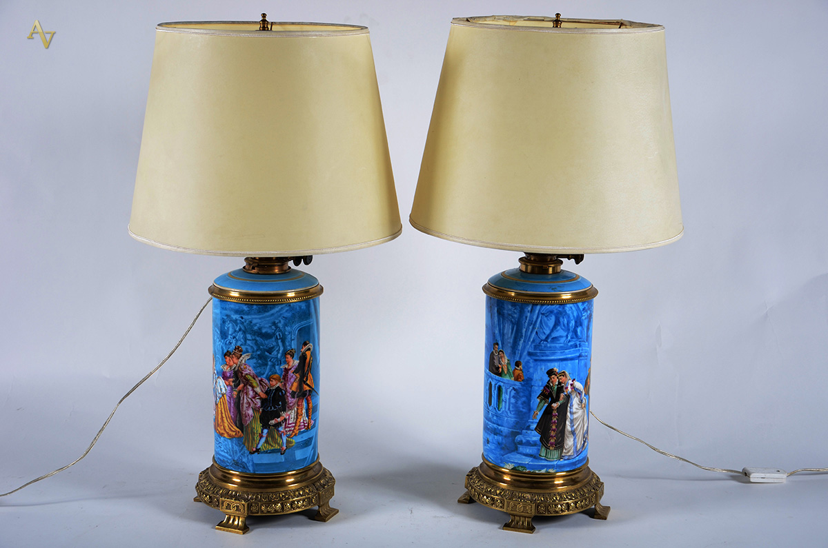 Par de abajoures de bronze e porcelana na cor azul, decorados com...
