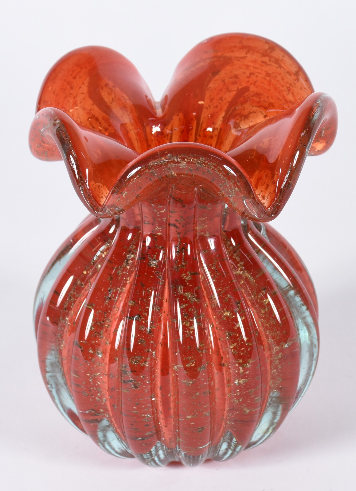 Vaso de vidro decorativo em gomos na cor laranja, borda em "babado". - foto 2 de 3