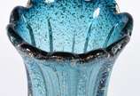 Vaso de vidro decorativo na cor azul com pó de ... - Vaso de vidro decorativo na cor azul com pó de ouro.