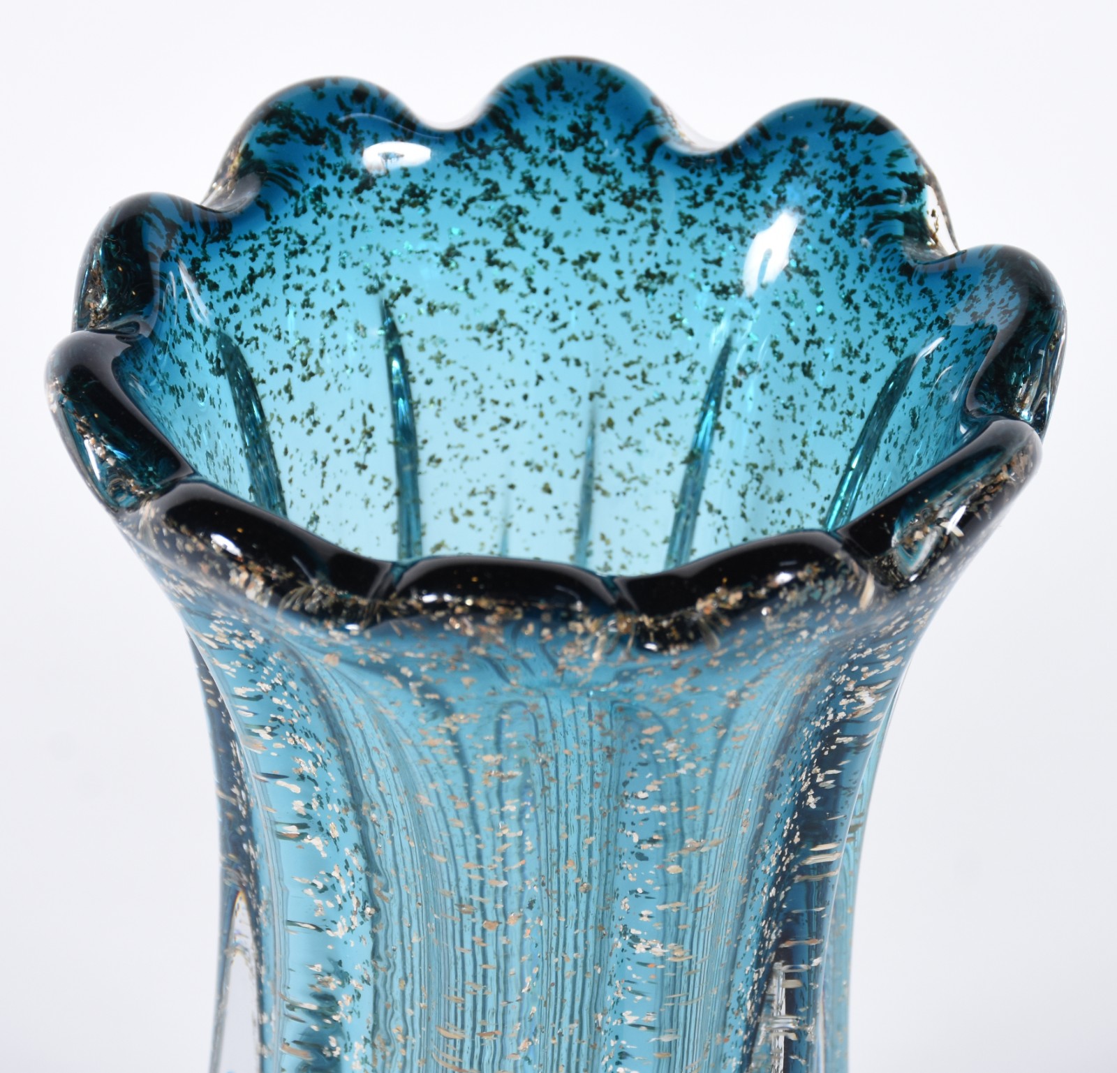 Vaso de vidro decorativo na cor azul com pó de ouro. - foto 3 de 4