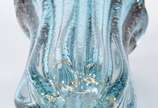 Vaso de vidro decorativo na cor azul com pó de ... - Vaso de vidro decorativo na cor azul com pó de ouro.