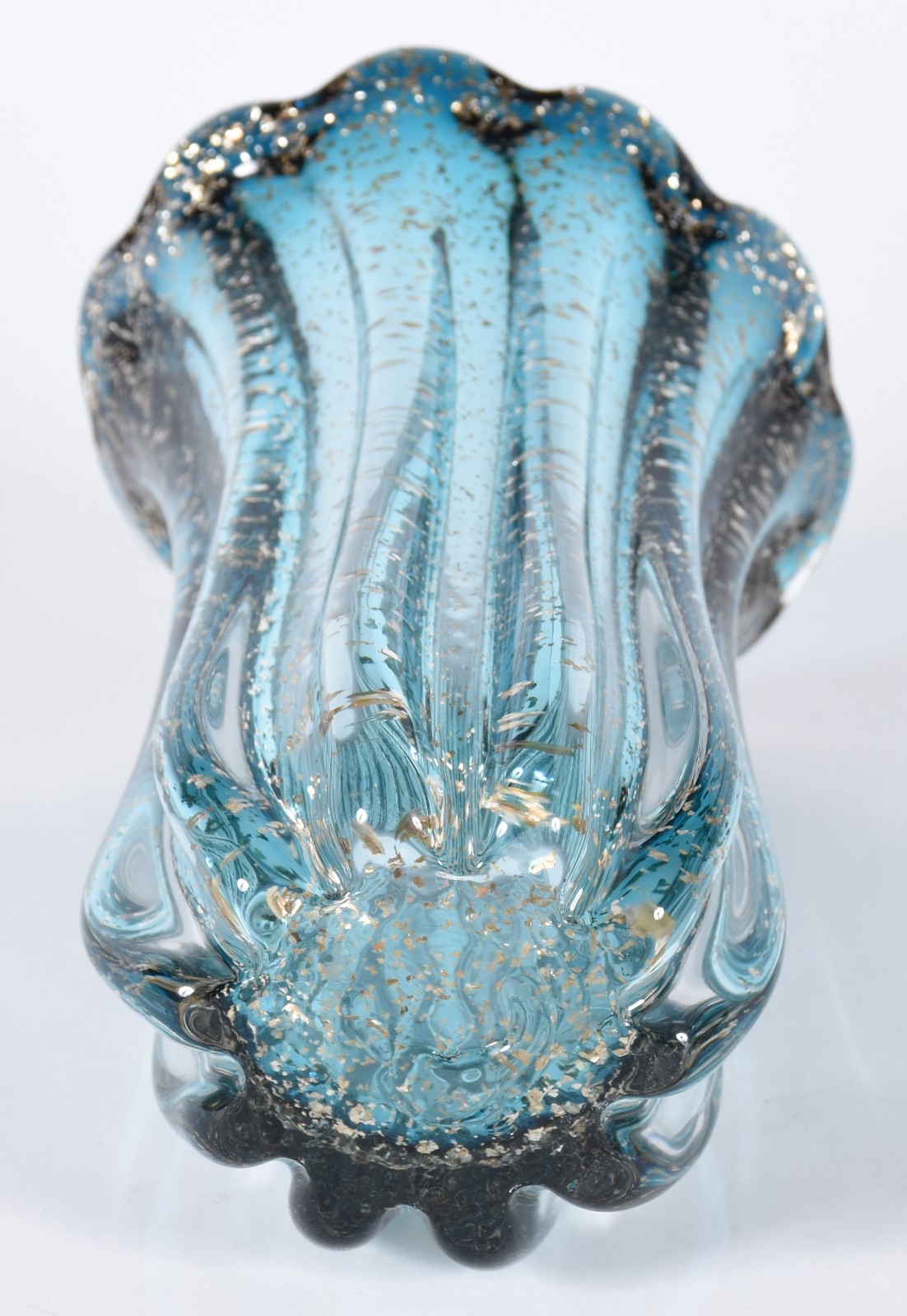 Vaso de vidro decorativo na cor azul com pó de ouro. - foto 4 de 4