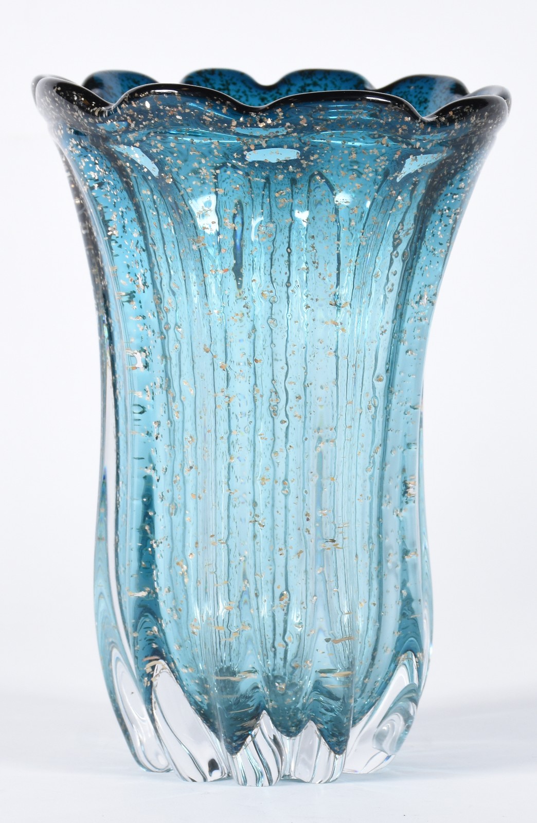 Vaso de vidro decorativo em gomos na cor azul com pó de ouro. - foto 1 de 4