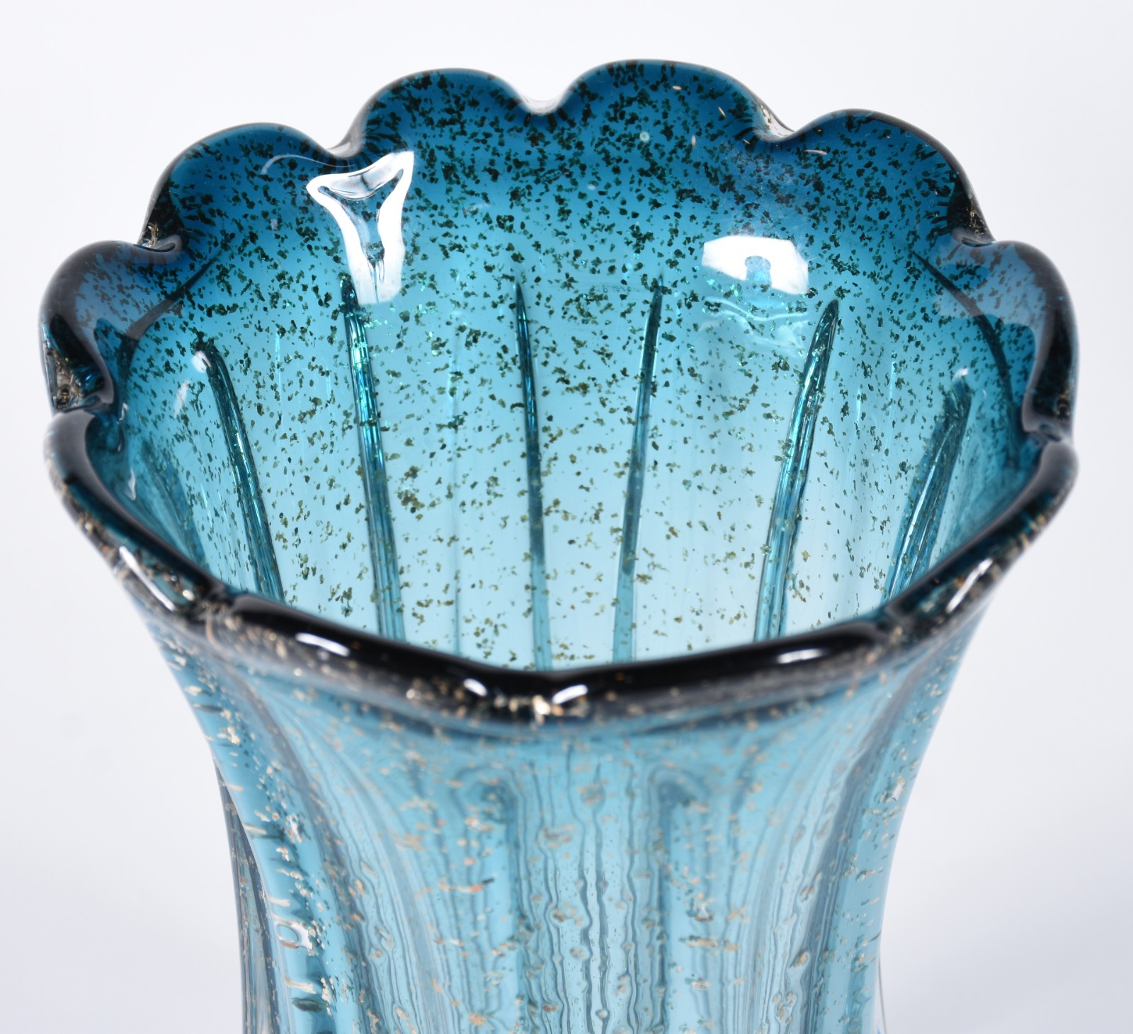 Vaso de vidro decorativo em gomos na cor azul com pó de ouro. - foto 3 de 4