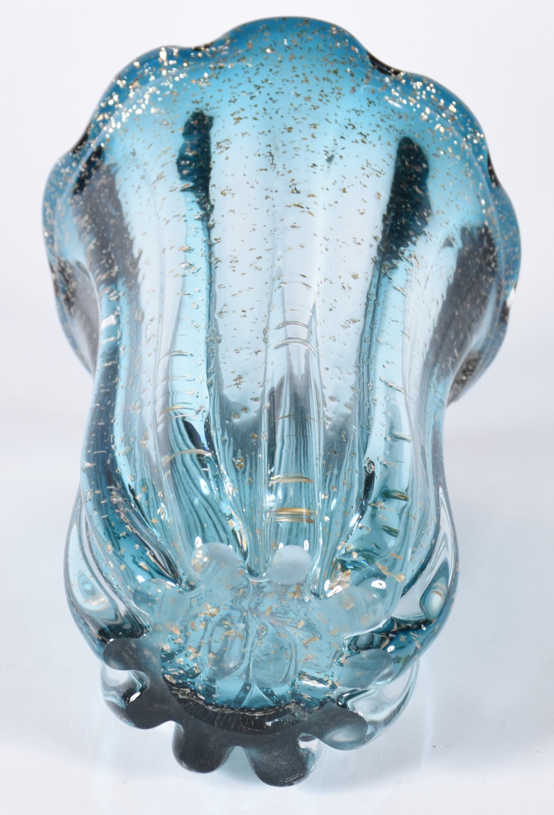 Vaso de vidro decorativo em gomos na cor azul com pó de ouro. - foto 4 de 4