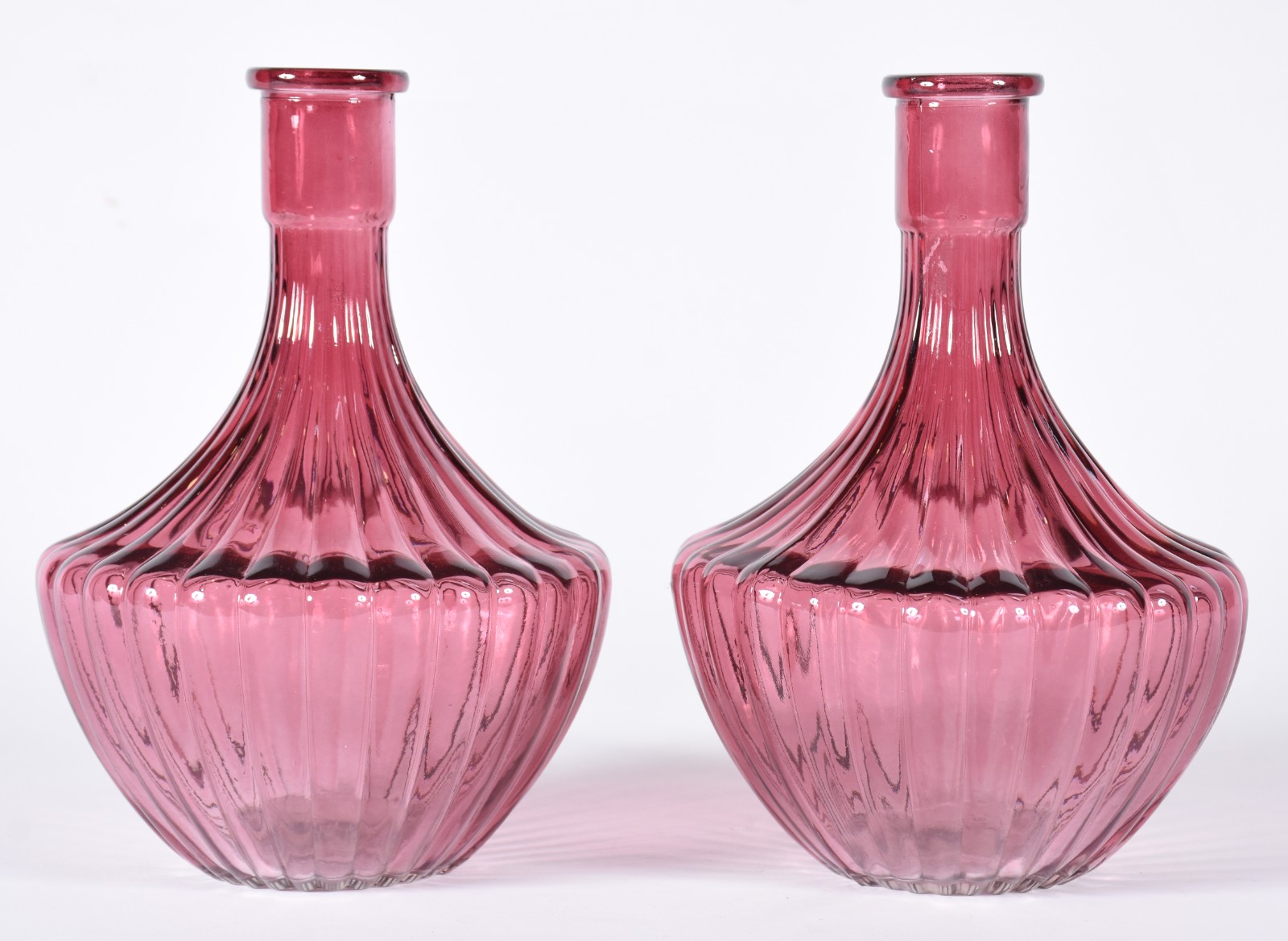 Par de vasos de vidro decorativo na cor rosa trabalhados em gomos. - foto 1 de 3