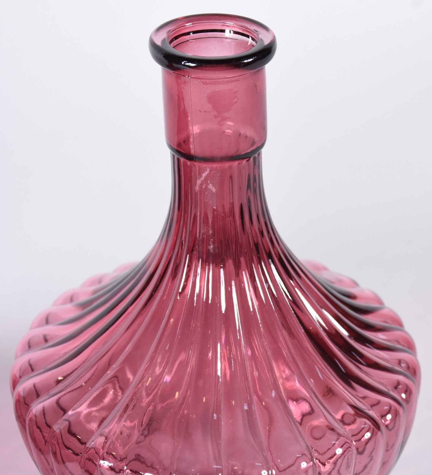 Par de vasos de vidro decorativo na cor rosa trabalhados em gomos. - foto 2 de 3