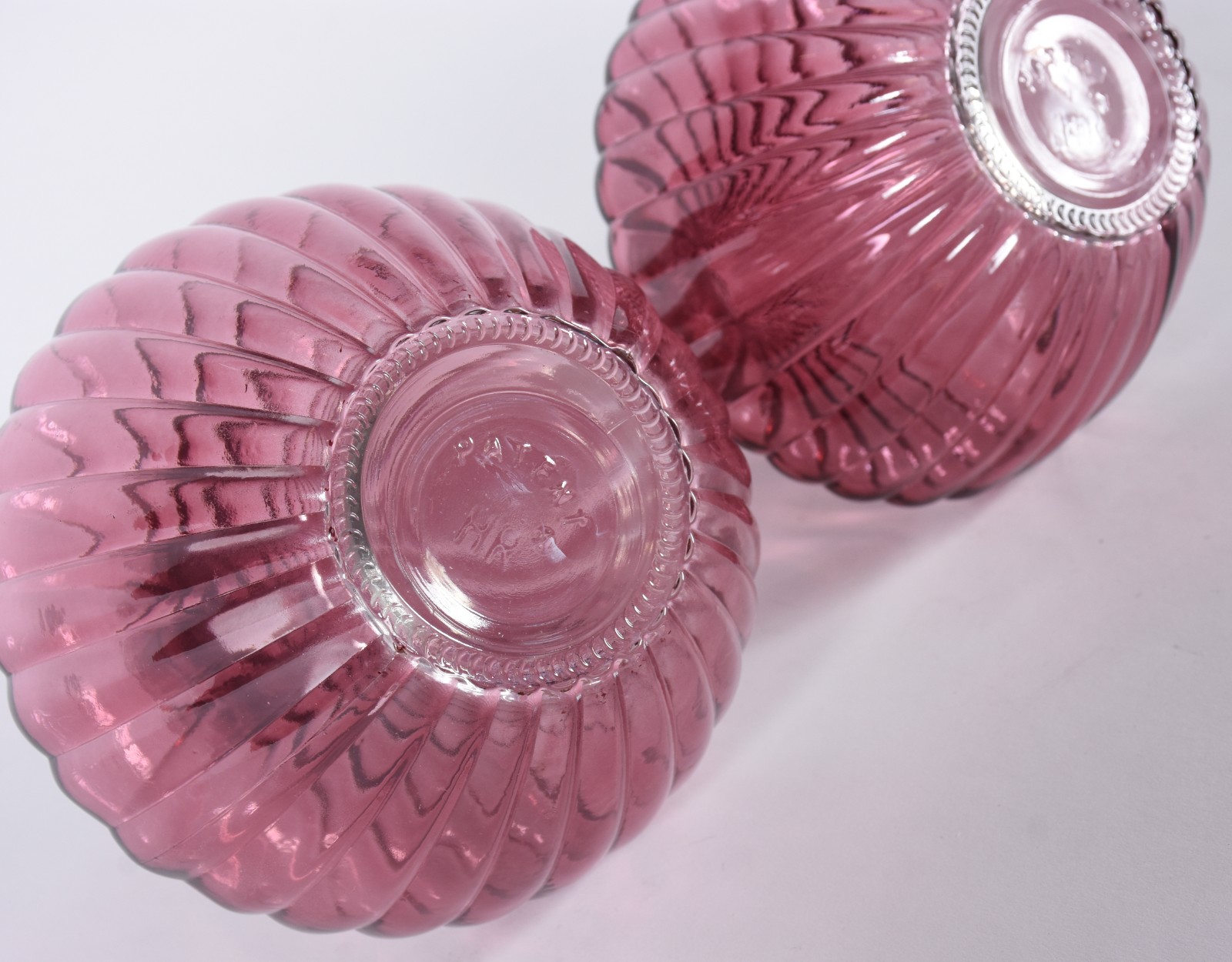Par de vasos de vidro decorativo na cor rosa trabalhados em gomos. - foto 3 de 3