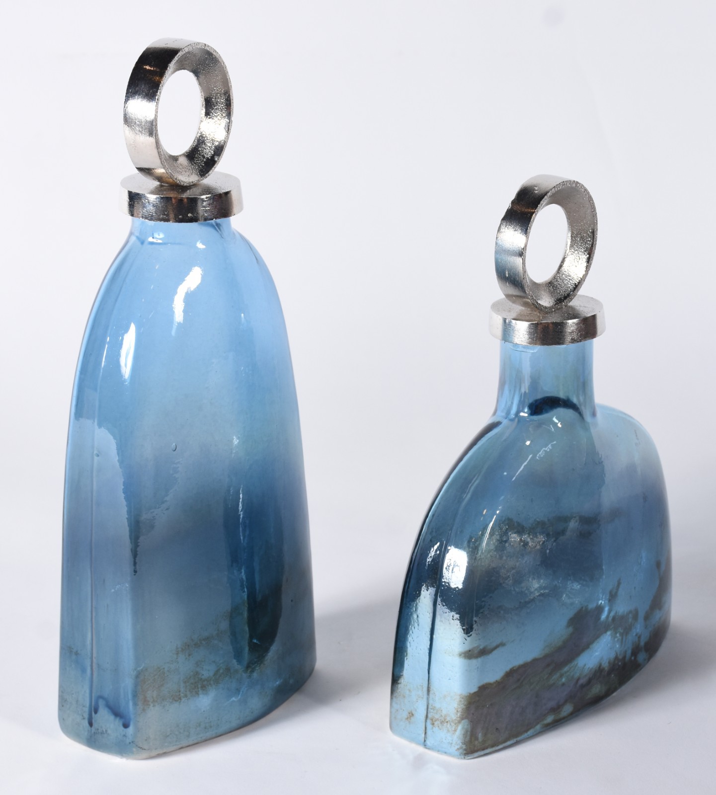 Duas garrafas de vidro na cor azul com tampas de metal. - foto 2 de 4