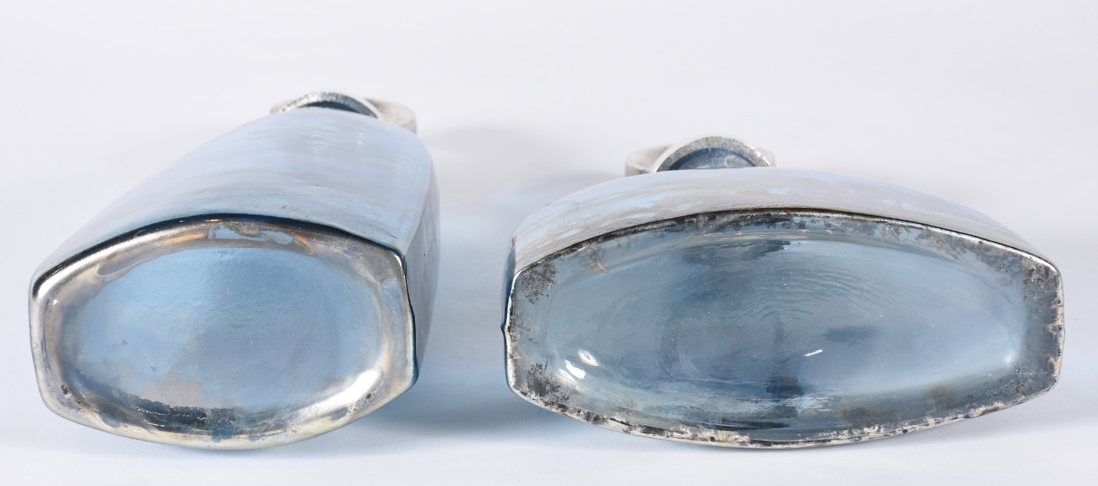 Duas garrafas de vidro na cor azul com tampas de metal. - foto 4 de 4