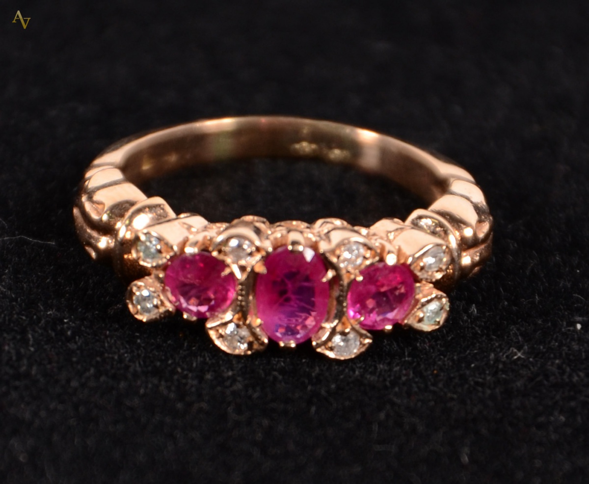 Anel de ouro com 3 rubis e brilhantes. Peso - 5.2 gr.