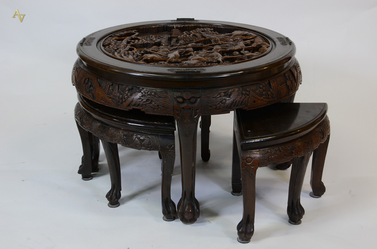 Mesa chinesa de centro de madeira entalhada com 4 banquetas... - foto 1 de 2