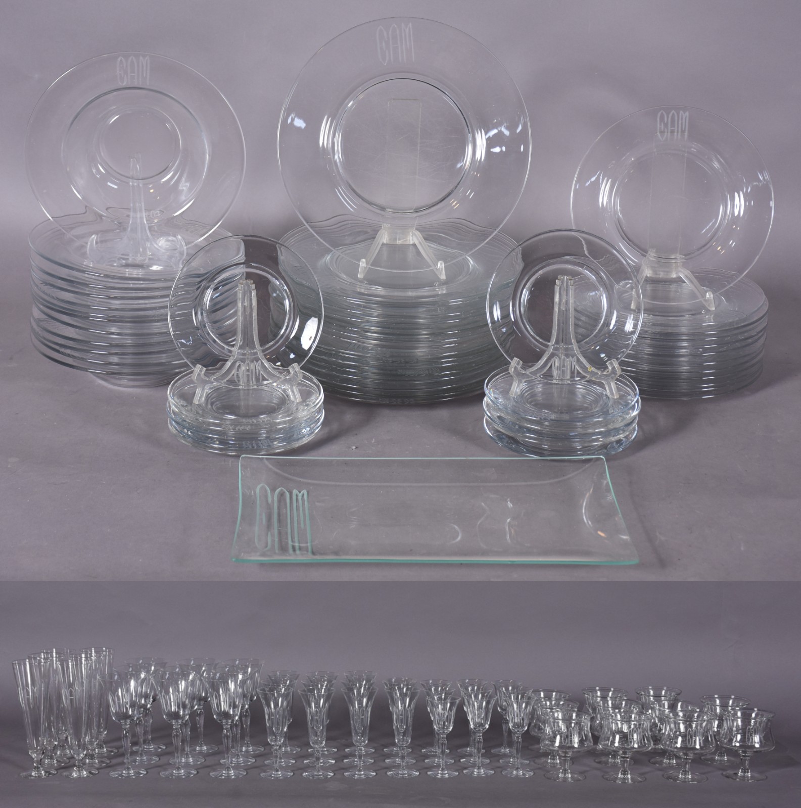 Serviço de jantar e copos em demi cristal monogramado, composto de... - foto 1 de 8