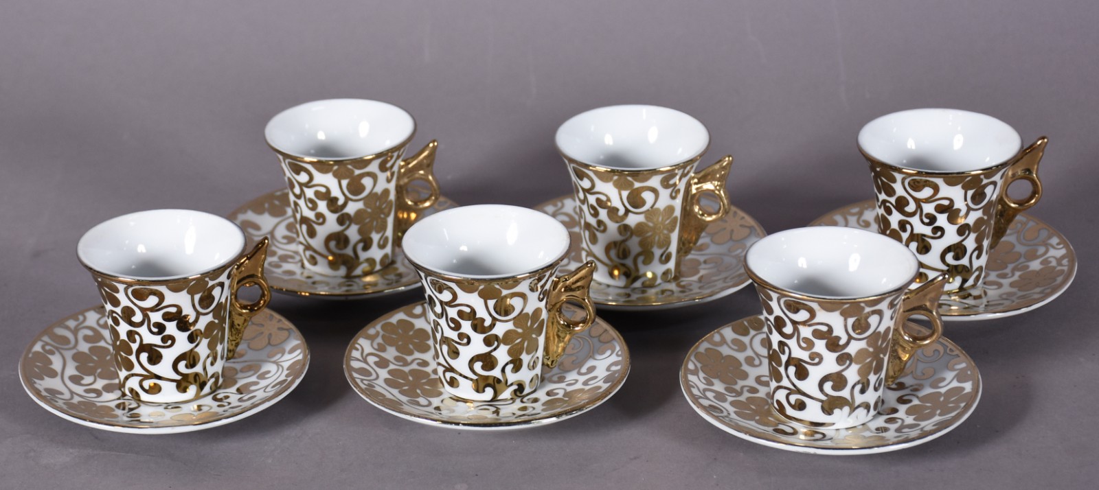 Conjunto de 6 xícaras com pires para café de porcelana branca com... - foto 1 de 5