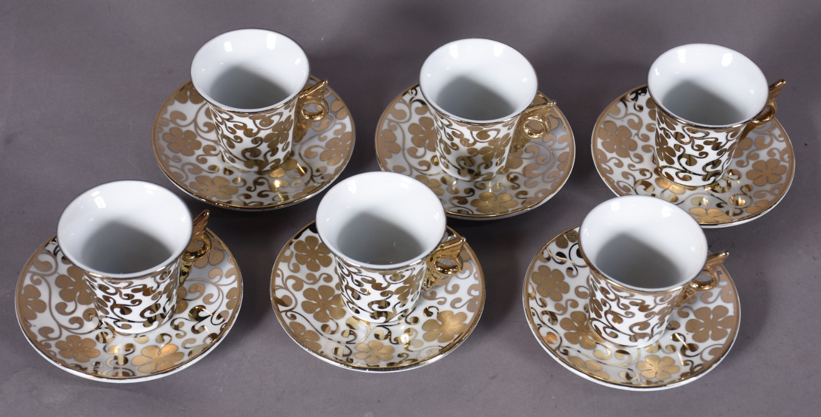 Conjunto de 6 xícaras com pires para café de porcelana branca com... - foto 2 de 5