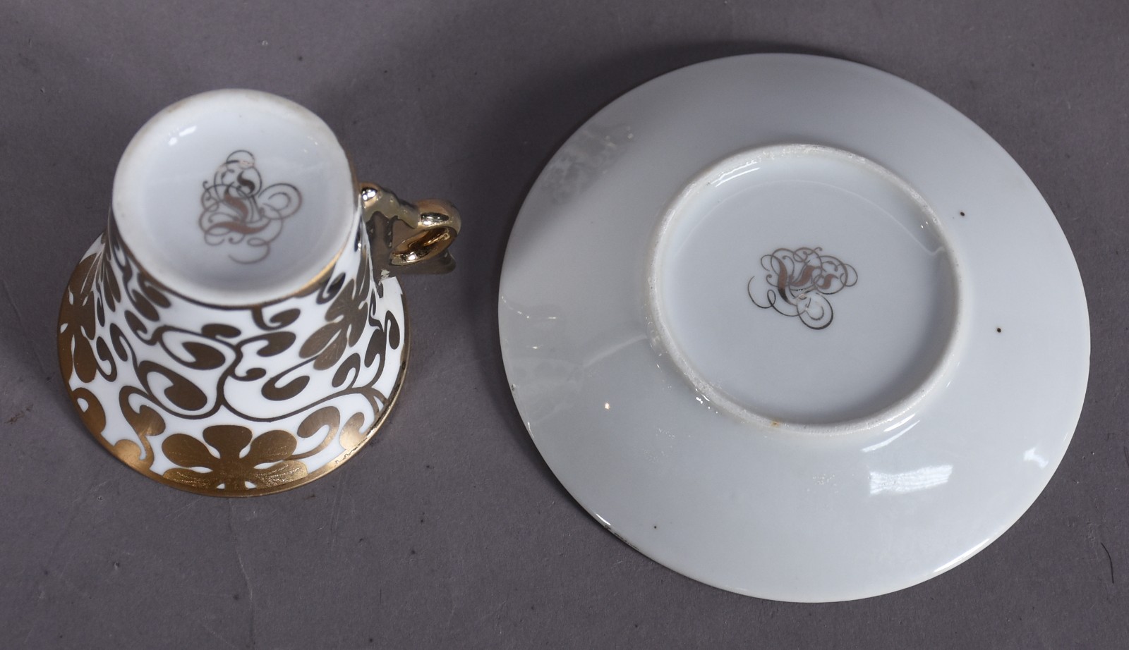 Conjunto de 6 xícaras com pires para café de porcelana branca com... - foto 3 de 5