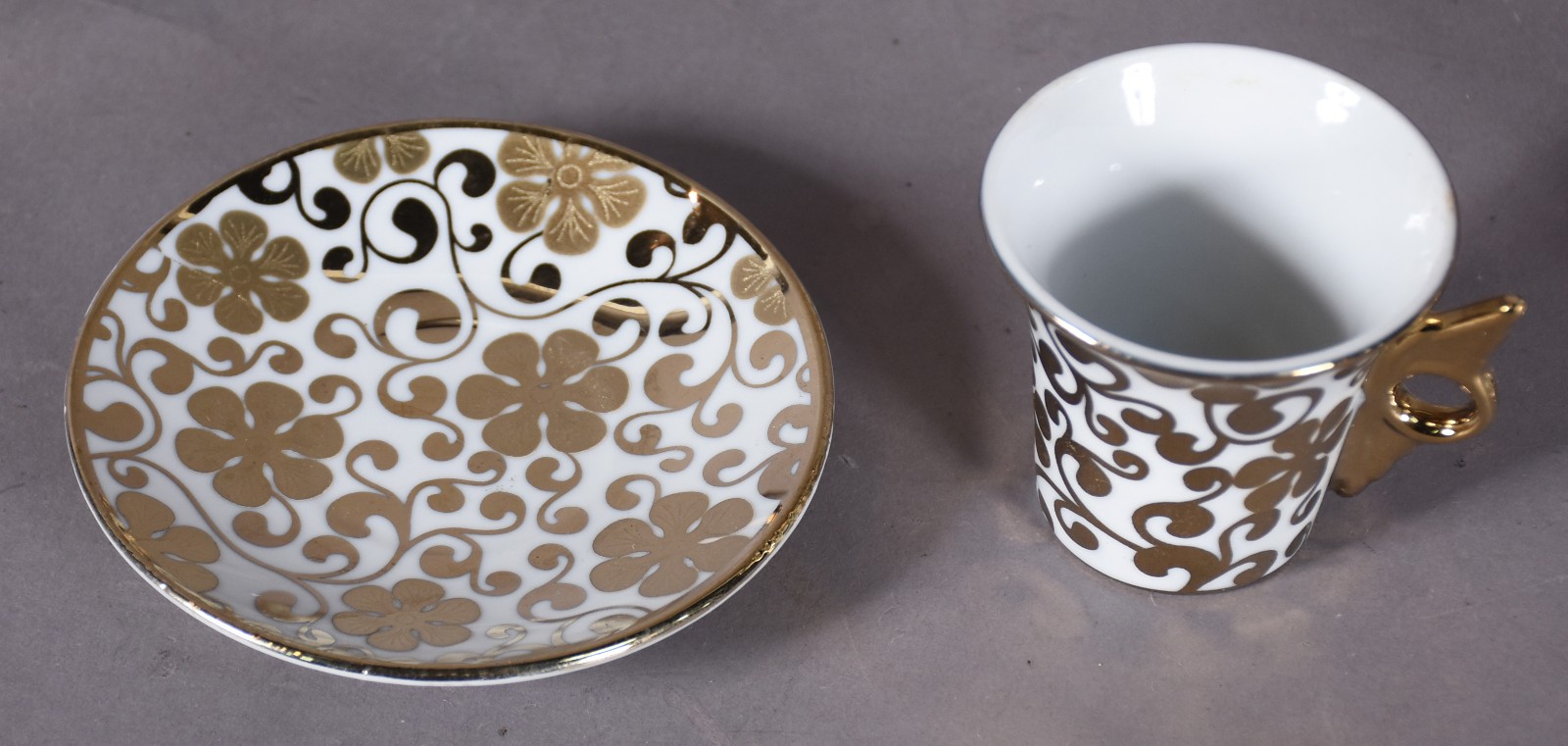 Conjunto de 6 xícaras com pires para café de porcelana branca com... - foto 4 de 5