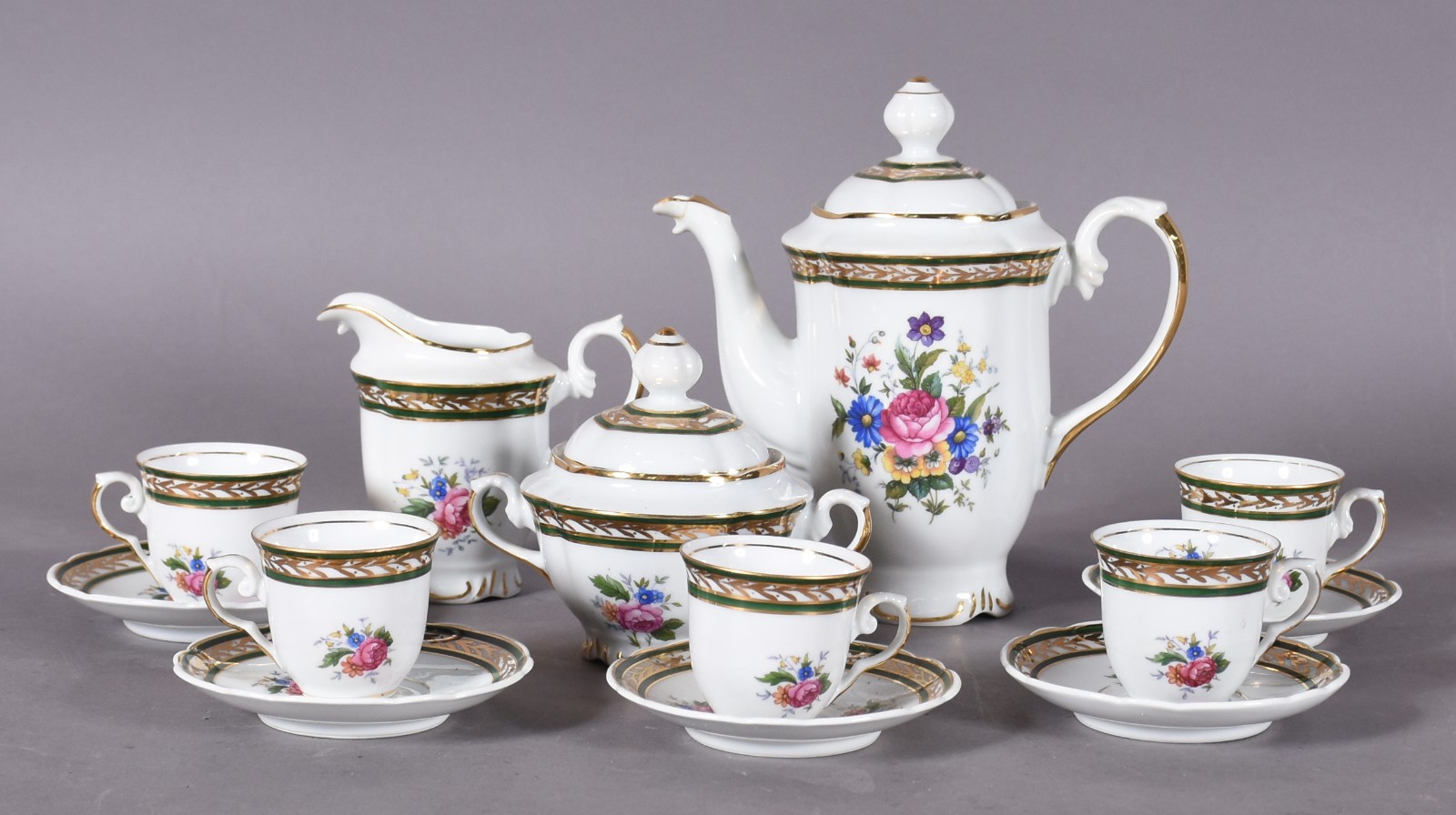 Serviço para café de porcelana Real, decorado com flores em... - foto 1 de 4