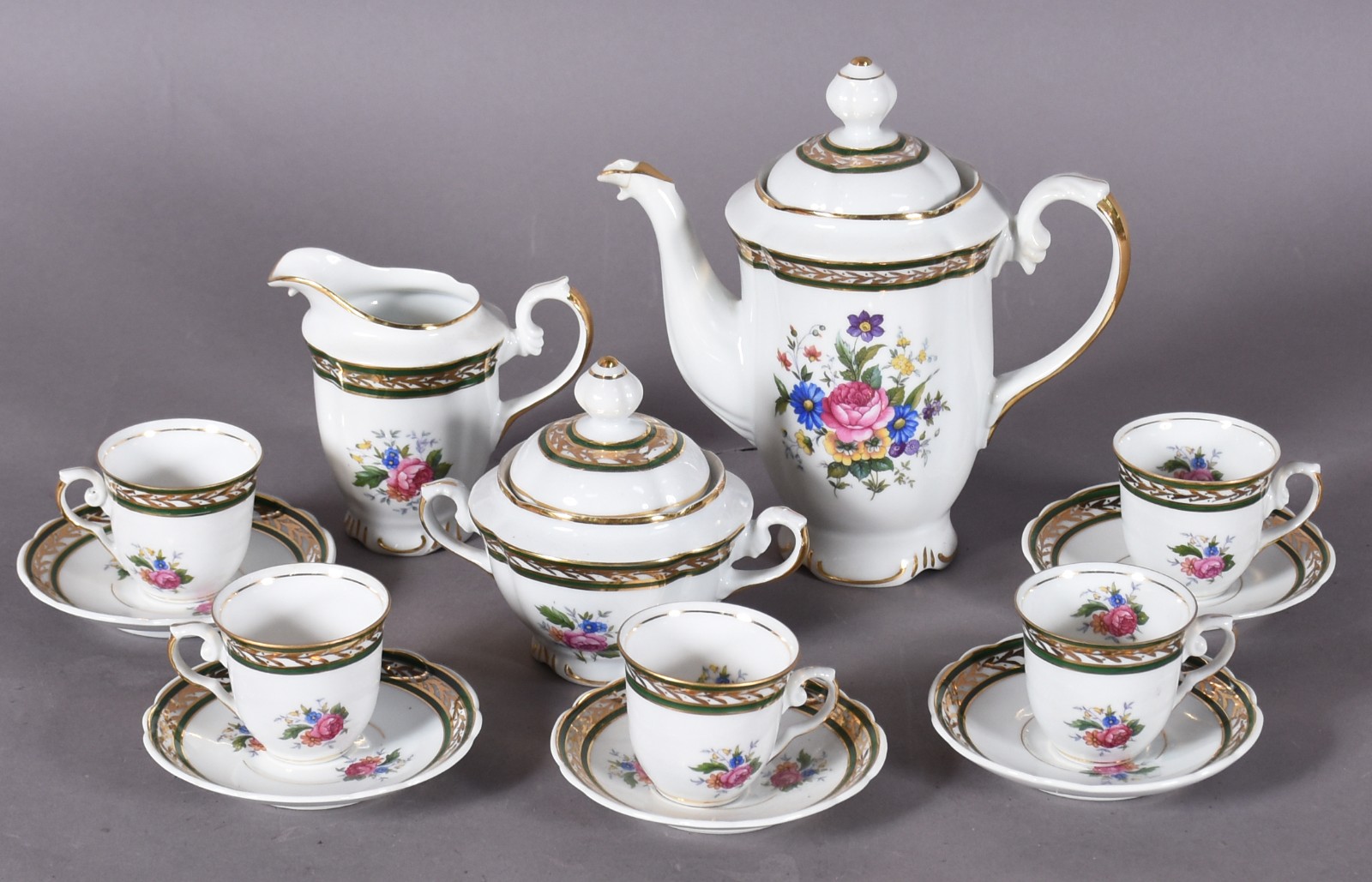 Serviço para café de porcelana Real, decorado com flores em... - foto 2 de 4