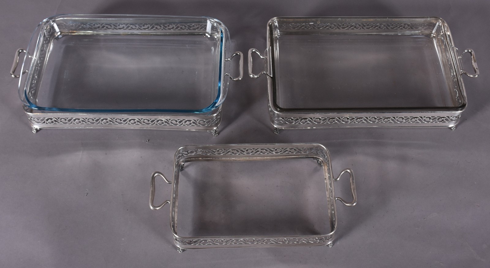 Três porta pirex de metal prateado vazado no feitio retangular, sendo... - foto 2 de 4