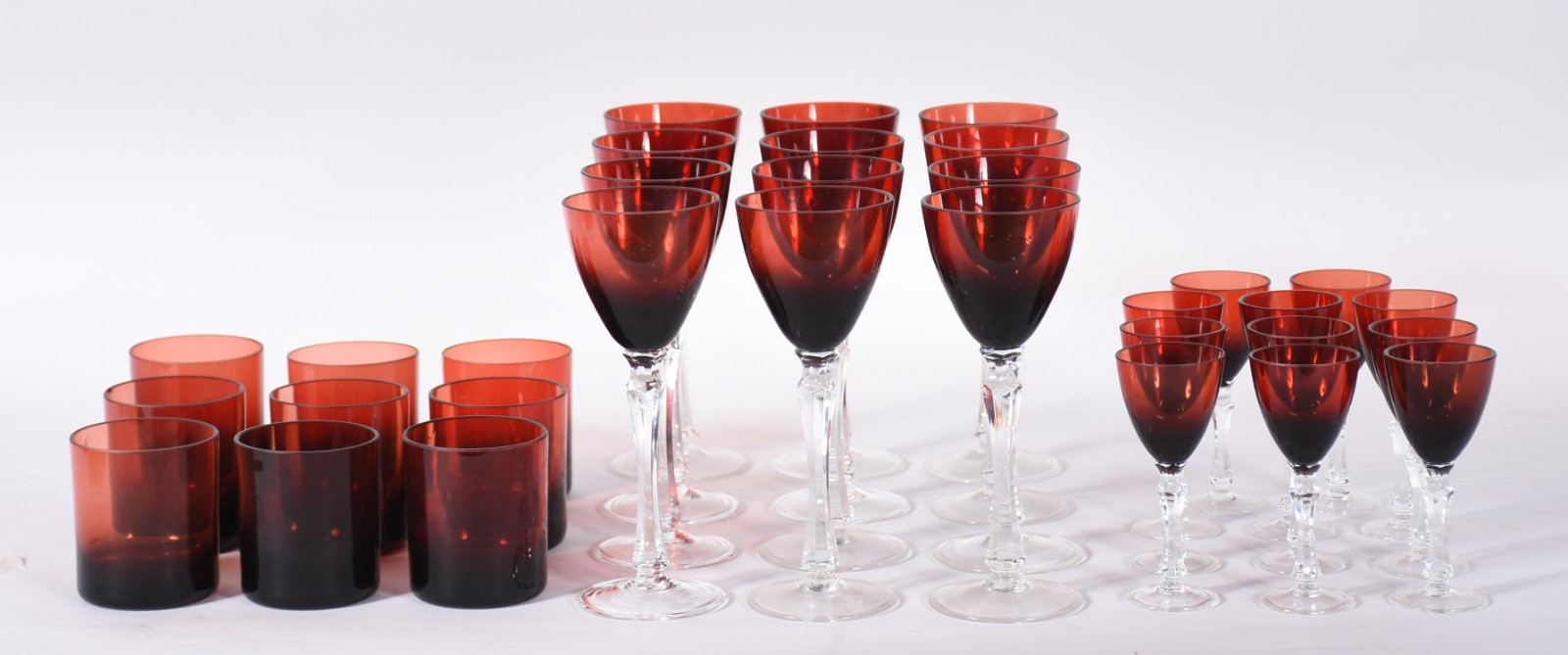 Serviço de vidro vermelho composto de: 12 taças para vinho, 11 para... - foto 1 de 4