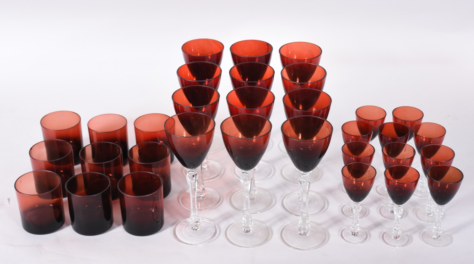 Serviço de vidro vermelho composto de: 12 taças para vinho, 11 para... - foto 2 de 4