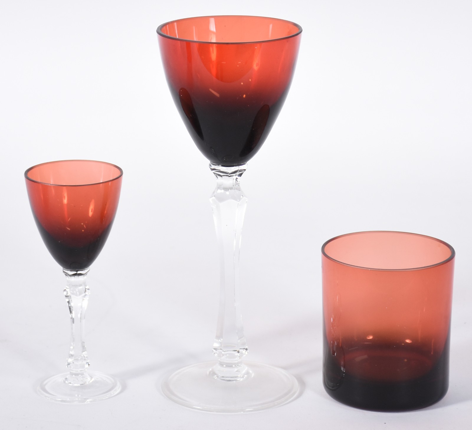 Serviço de vidro vermelho composto de: 12 taças para vinho, 11 para... - foto 3 de 4