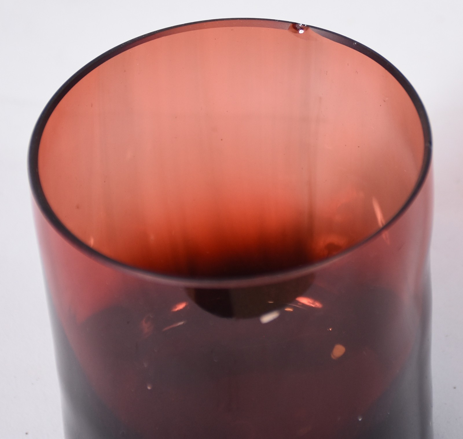 Serviço de vidro vermelho composto de: 12 taças para vinho, 11 para... - foto 4 de 4