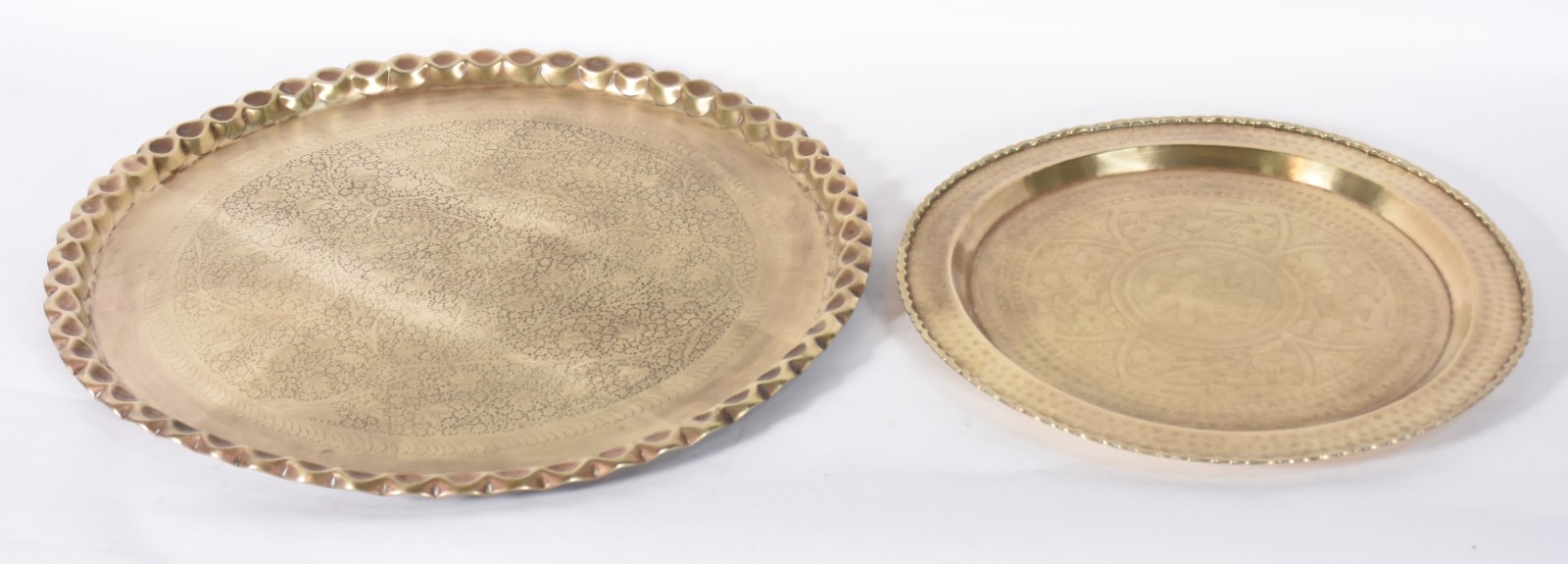 Duas mesas com tampos na forma de bandejas indianas de metal dourado... - foto 4 de 8