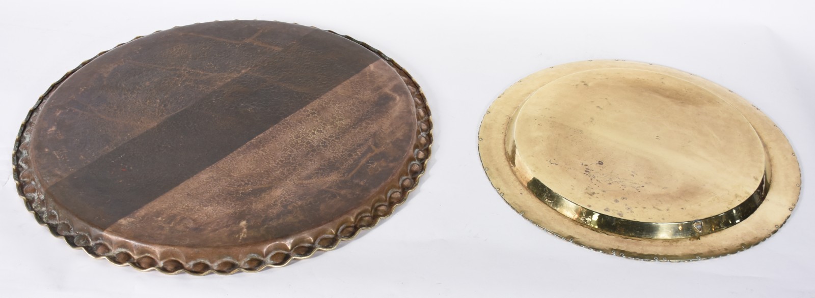 Duas mesas com tampos na forma de bandejas indianas de metal dourado... - foto 6 de 8