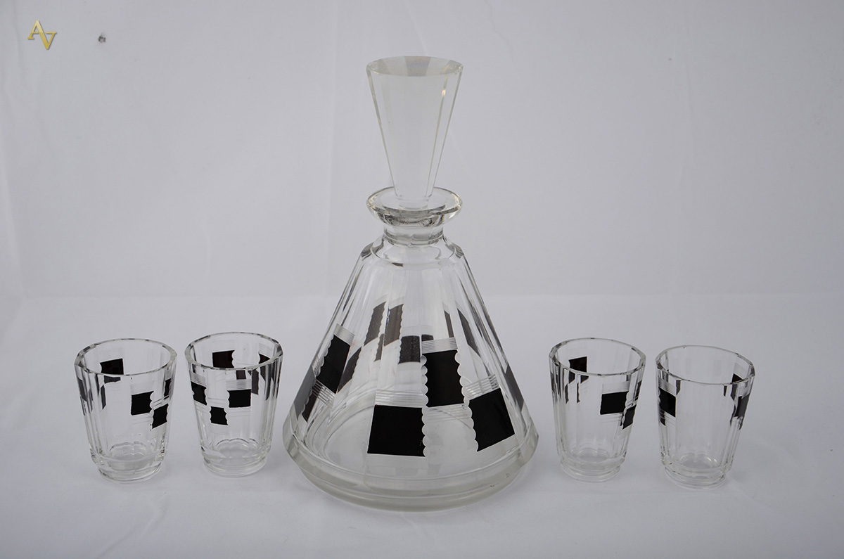 Licoreira ART DECO de cristal com 4 copinhos. Alt. 20 cm.