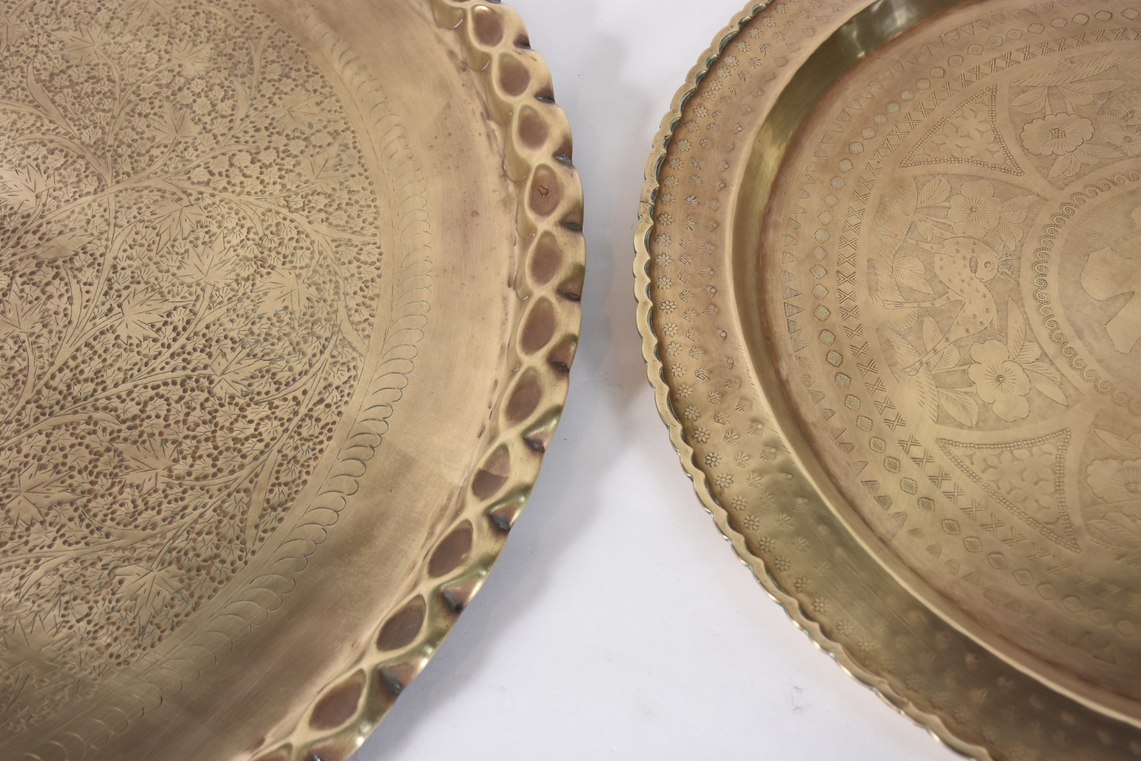 Duas mesas com tampos na forma de bandejas indianas de metal dourado... - foto 7 de 8