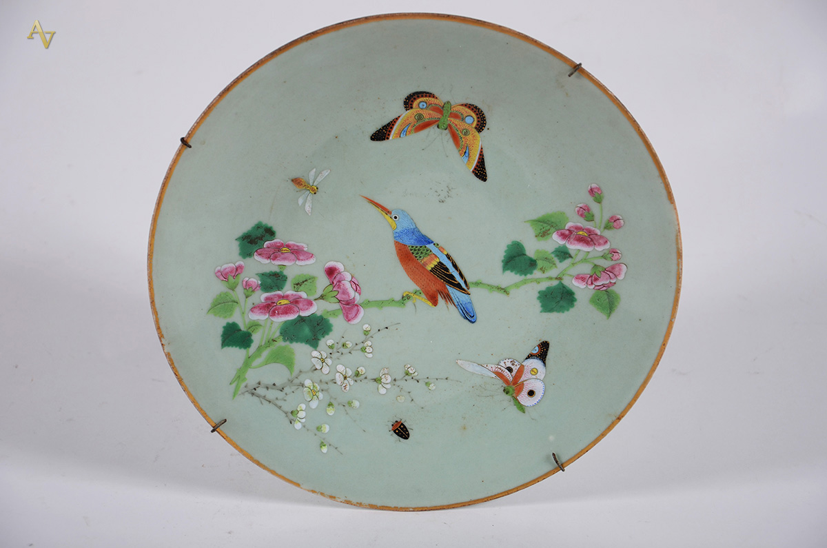 Prato de porcelana oriental Celadon com borboletas, pássaros e flores... - foto 1 de 2