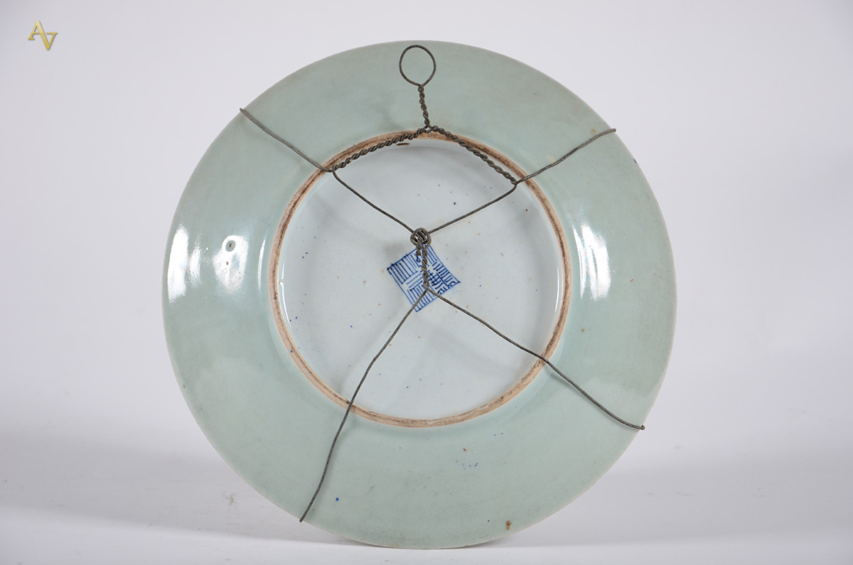 Prato de porcelana oriental Celadon com borboletas, pássaros e flores... - foto 2 de 2