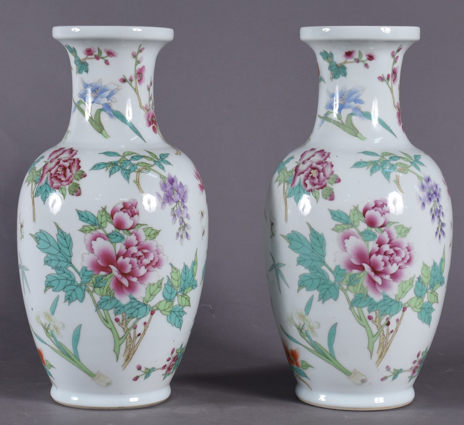 Par de vasos de porcelana oriental com flores em policromia. - foto 1 de 5
