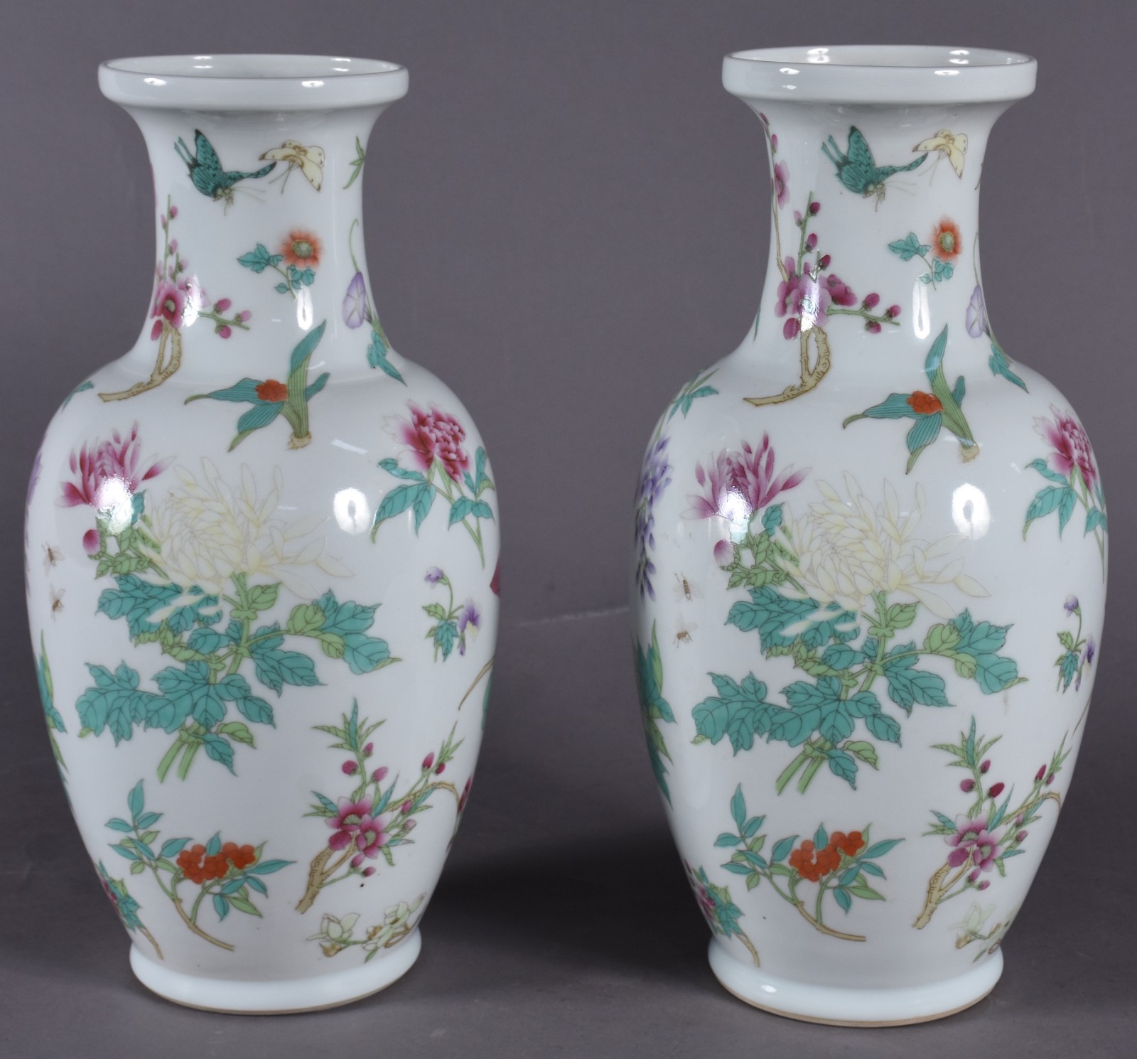 Par de vasos de porcelana oriental com flores em policromia. - foto 3 de 5