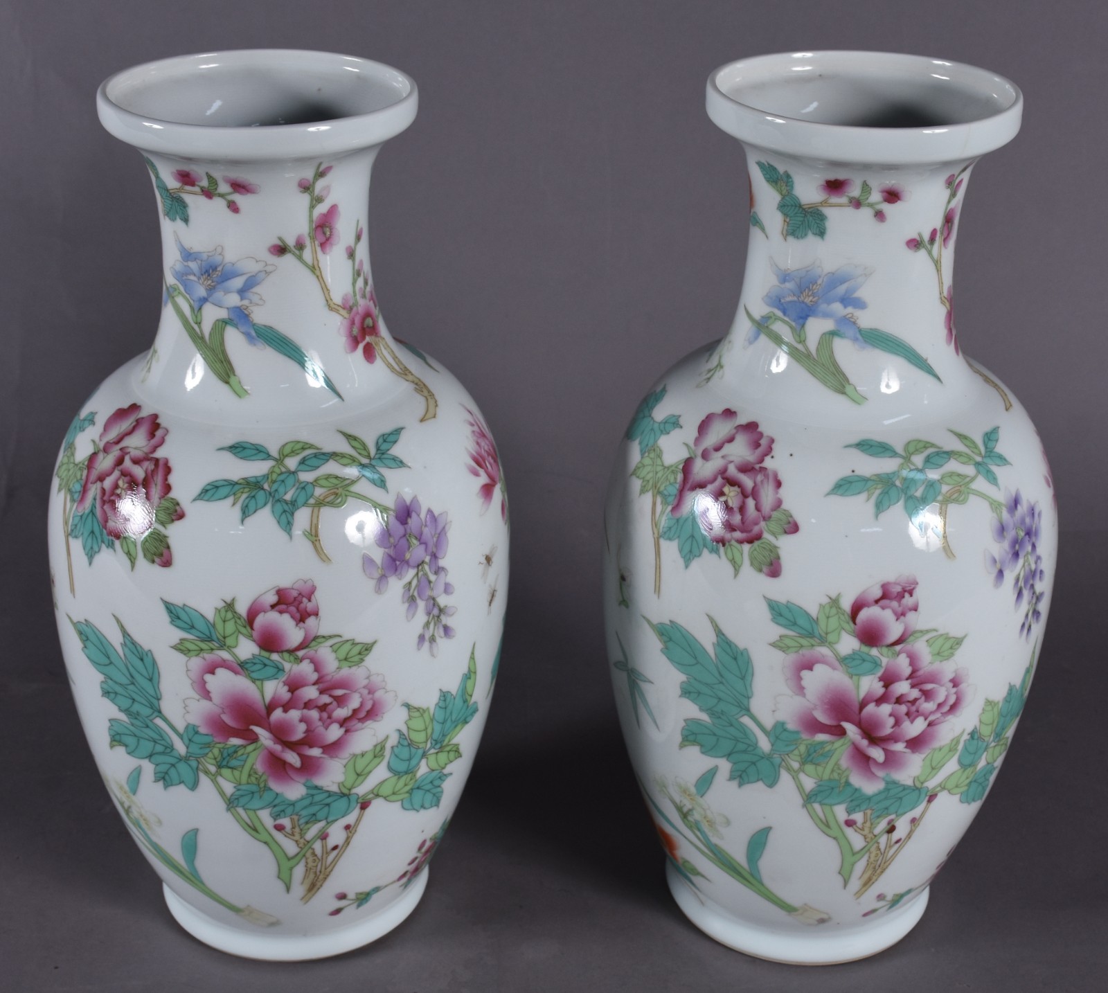 Par de vasos de porcelana oriental com flores em policromia. - foto 2 de 5