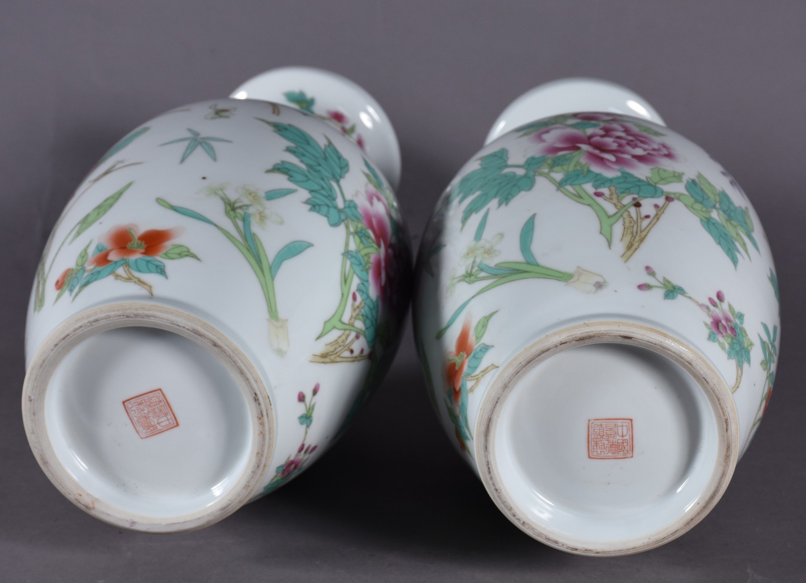 Par de vasos de porcelana oriental com flores em policromia. - foto 4 de 5