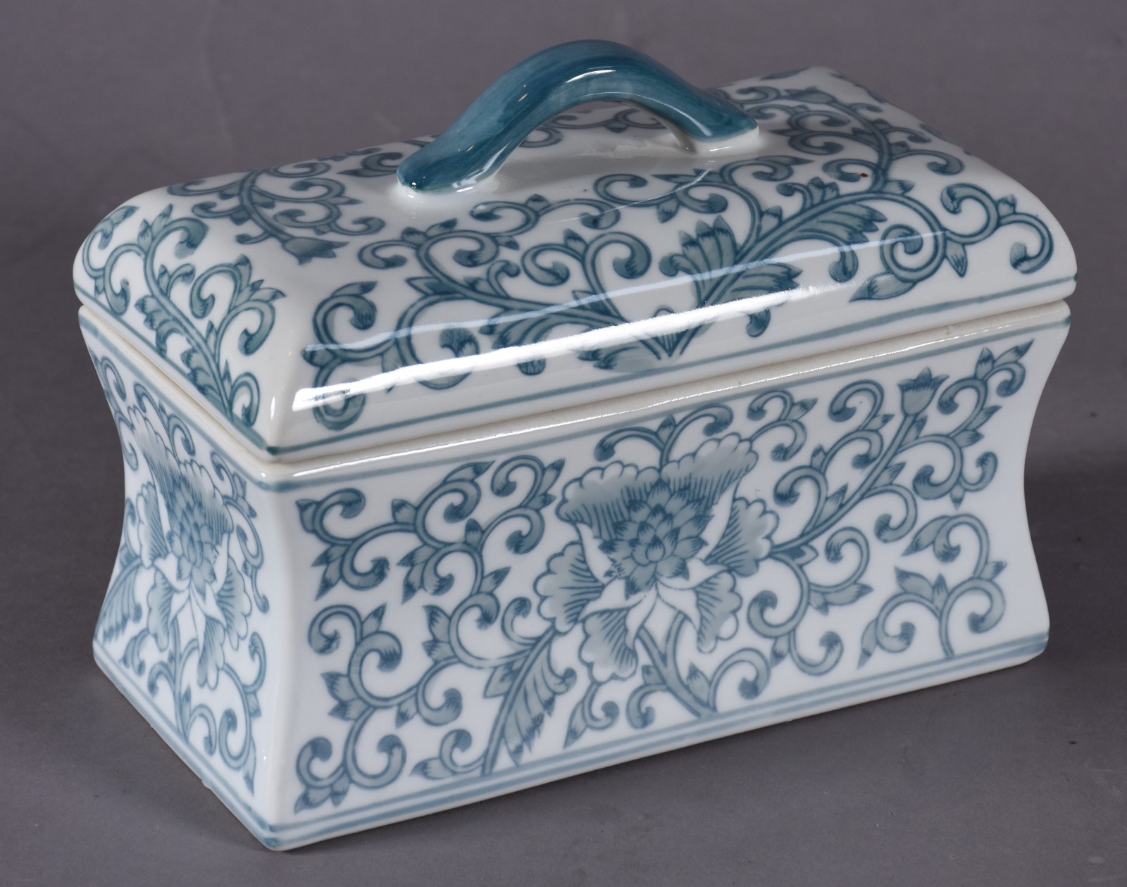 Caixa de porcelana branca decorada com guirlandas florais na cor azul. - foto 1 de 5