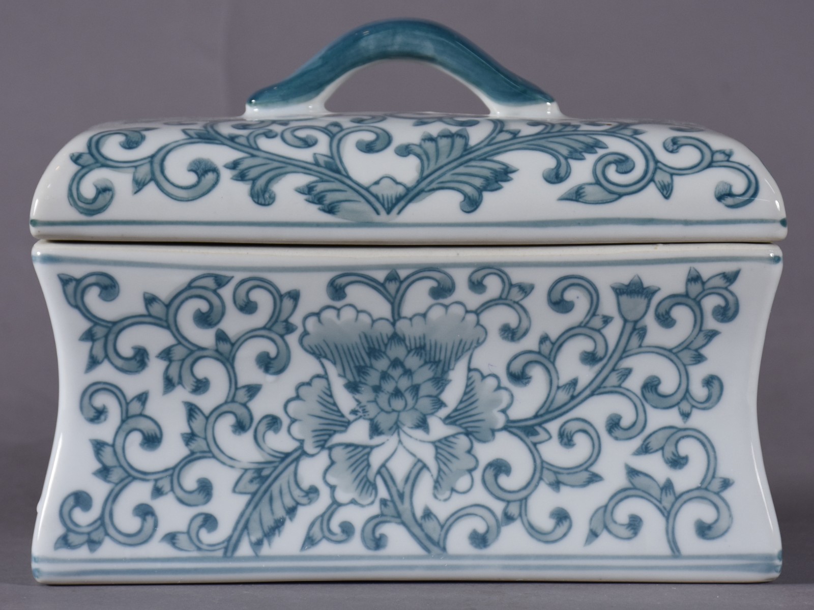 Caixa de porcelana branca decorada com guirlandas florais na cor azul. - foto 3 de 5